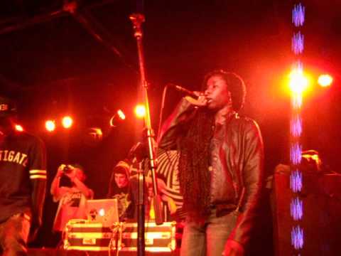 Joey Badass feat. T’nah Apex – Snakes – Live In The Boiler Room NYC